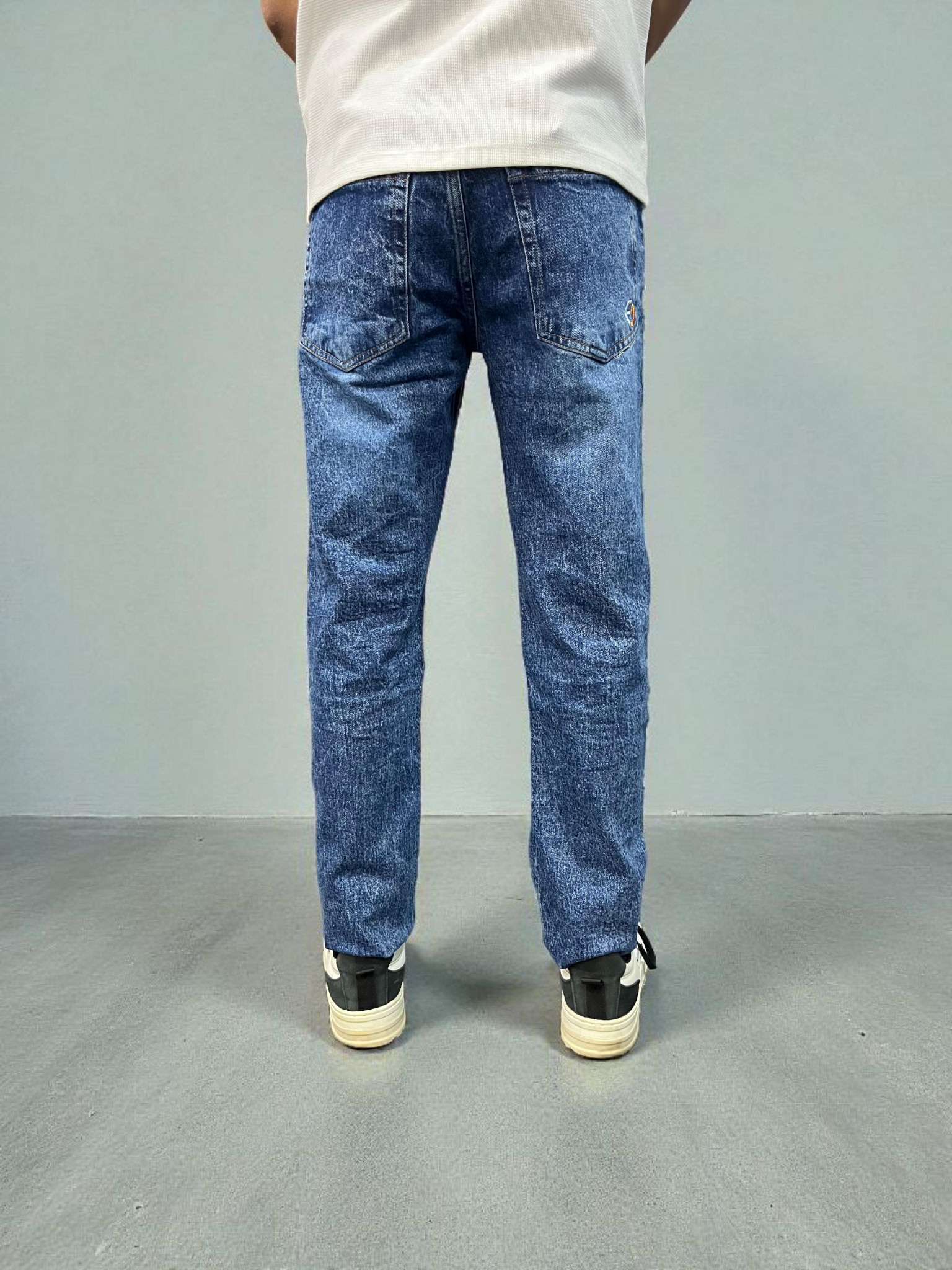 Dark indigo acid wash